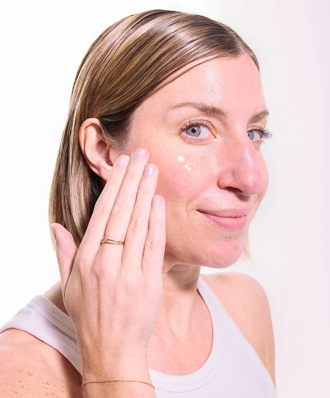RR-Product-Ultra-Gentle-Smoothing-Serum-Model_9c87b00b-6bf6-4761-8610-d0bb05c723e2.webp